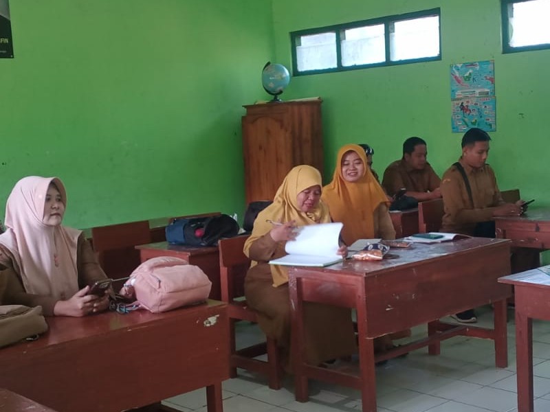 RAPAT PEMBAGIAN KELAS
